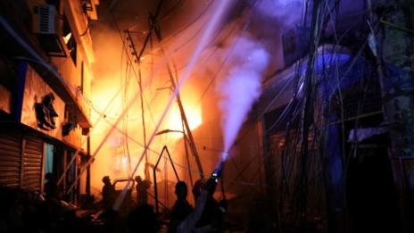 Десетки души загинаха при пожар в Бангладеш  