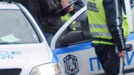 Автомобил отнесе автобусна спирка в Бургас