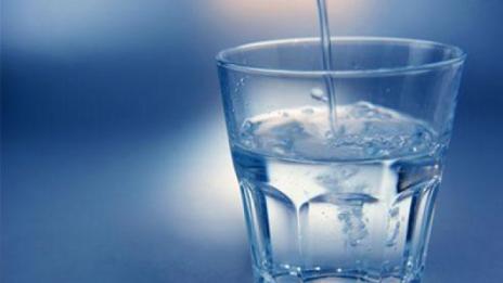 Пийте чаша топла вода на празен стомах рано сутрин