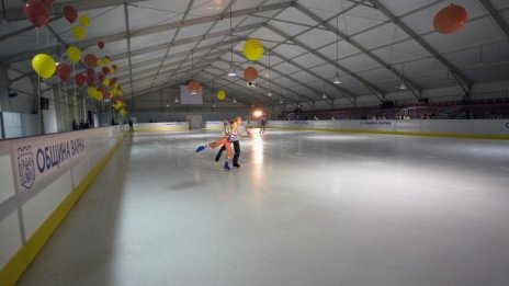 Стартираха безплатните тренировки за деца на ледената пързалка във Варна