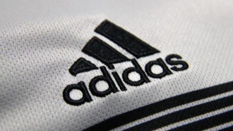 Европейският съд отне трите черни ленти на Adidas 