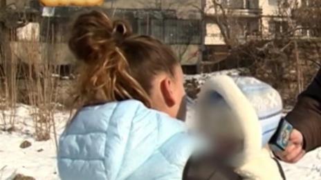Закрила със сила! Социални притискат майка да остави детето си!