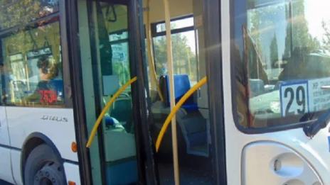 Градски автобус се удари в паметник на метри от играещи деца
