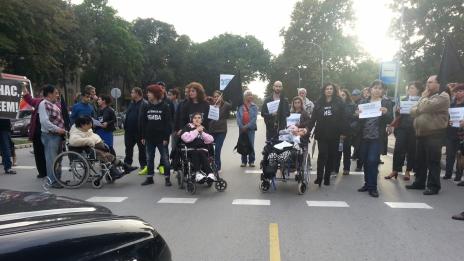 Родители на деца с увреждания блокираха централно кръстовище във Варна