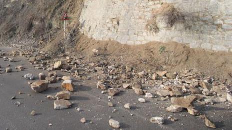 Огромни скали паднаха на пътя за Смолян, шофьори се върнаха назад