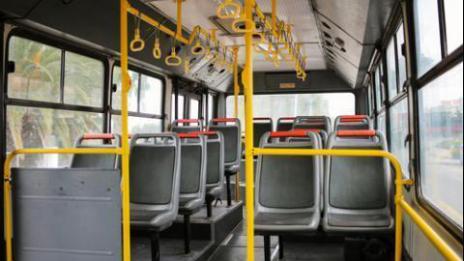 Вратата на автобус притисна жена и я събори на тротоара