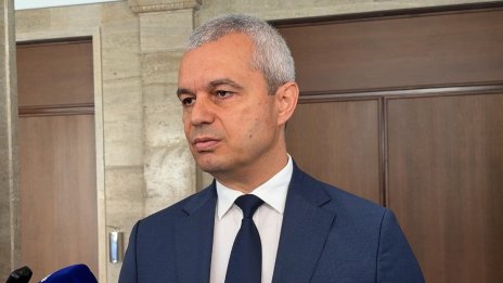 Костадинов: Радев се крие зад колективната безотговорност, докато търгува с държавата