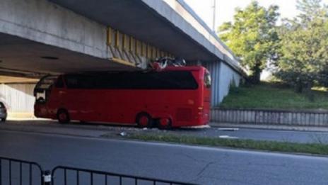 Автобус се заклещи под мост