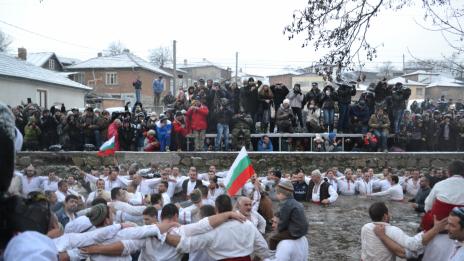 Стотици се събраха в Калофер за легендарното мъжко хоро