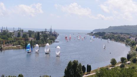 Варненци се наслаждават на регатата Varna Channel Cup