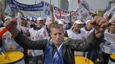 Хиляди румънци протестират срещу преноса на осигурителната тежест изцяло върху служителите