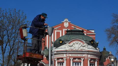 Започна профилактика на уличното осветление във Варна (СНИМКИ)