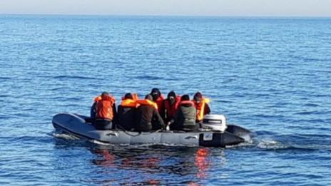 Две деца загинаха след потъване на лодка с преселници край Гърция