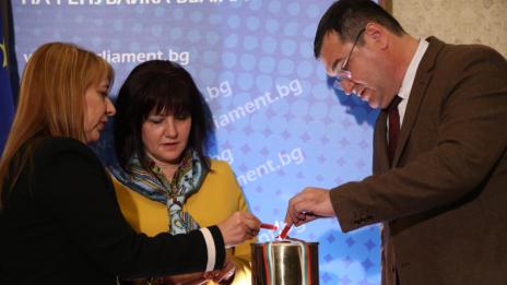 Запечатаха Капсула на хилядолетието в НС