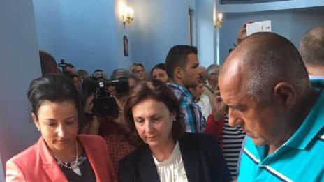 Борисов, Бъчварова и Танева откриха зърнобаза и църква в село Мечкарево