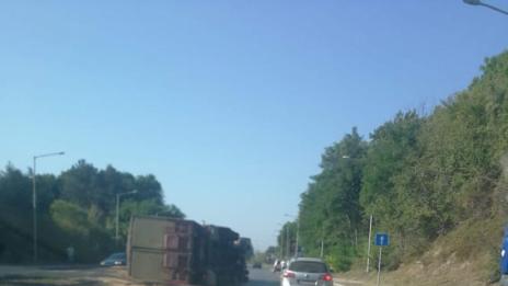 Товарен автомобил се обърна във Варна
