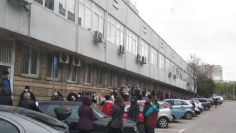 3 часа висене за едната ваксина във Варна. Къде им е организацията?