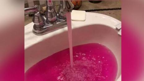 Розова вода стресна хората в канадско градче