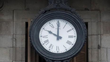 Лятното и зимното часовото време остават до 2021 г.
