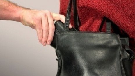 Съдят 38-годишен, задигнал  чанта с телефон и пари