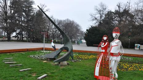 Морската градина посреща варненци в червено и бяло (СНИМКИ)