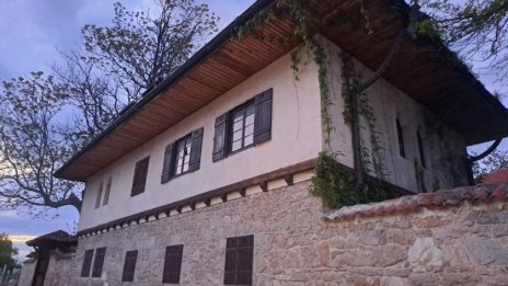 Разбиха царския дворец в с. Баня