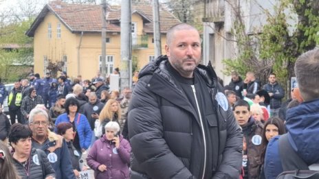 Шофьор  с анцунг и черен Мерцедес едва не прегази бащата на Сияна на пешеходна пътека