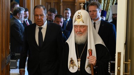 "Евронюз": С позицията си за патриарх Кирил Радев усложнява преговорите в ЕС за санкциите срещу Русия
