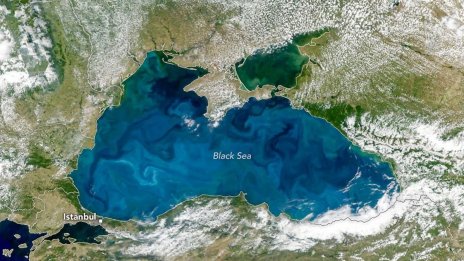 От космоса: Черно море и Босфора в млечносин тюркоаз