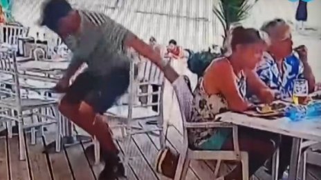 Наглост: Мъж сви дамска чанта от заведение във Варна (ВИДЕО)