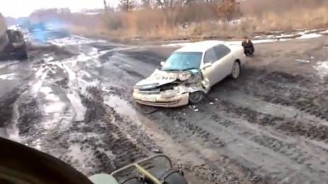Танк прегази Toyota Camry на кръстовище