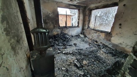 Двама загинаха при пожар в къща
