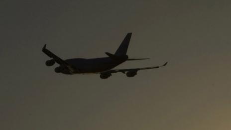 Двама заплашват да взривят либийски самолет