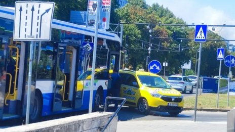 Катастрофа между градски автобус и такси във Варна