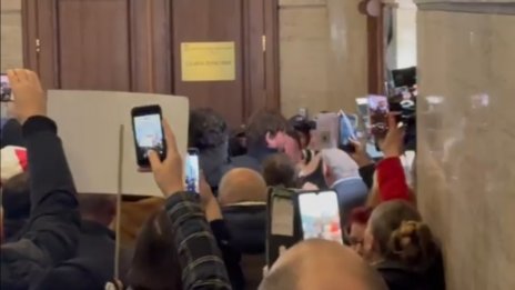 Протестиращи окупираха кабинета на главния прокурор