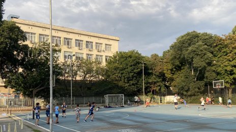 Спортен клуб превзе училищно игрище във Варна, гони децата от терена