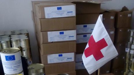 БЧК - Варна раздава хранителни продукти на социално слаби и семейства, получили еднократна помощ за ученици