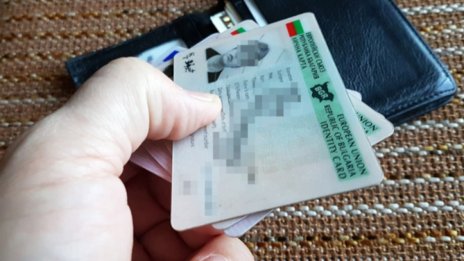Приравняват акта за раждане с личната карта