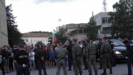 Роми сами събарят част от незаконните си постройки край Гърмен