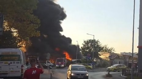 Голям пожар избухна във Варна