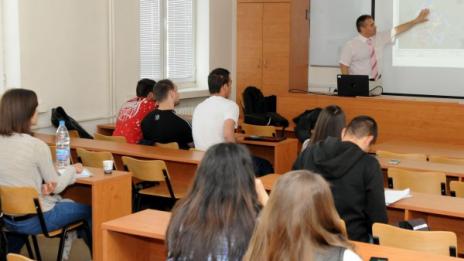 Затягат правилата за взимане на научна степен