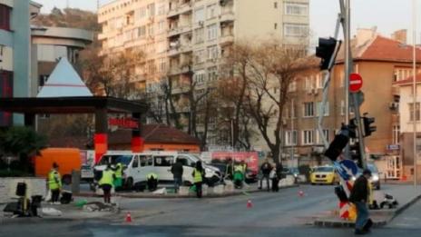 Автобус на градския транспорт помля коли и светофар