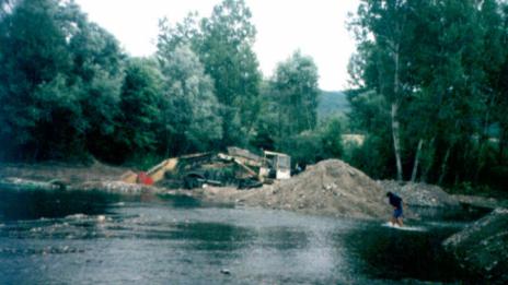 Добиват незаконно злато в коритото на Струма