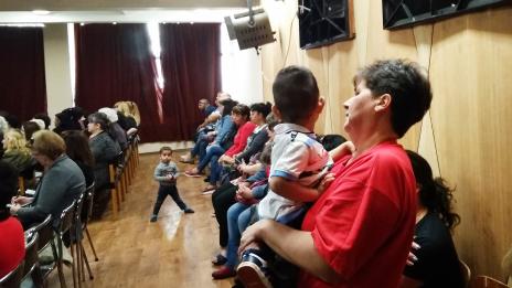 Приемни родители се жалват, че работят само на граждански договори