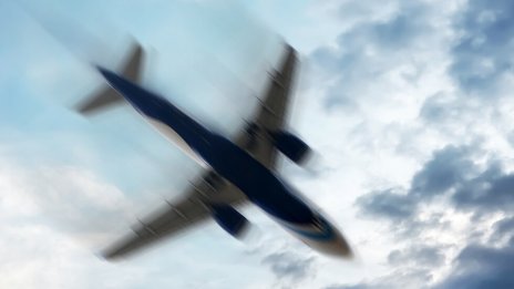 Разби се пътнически самолет със 72-ма души на борда