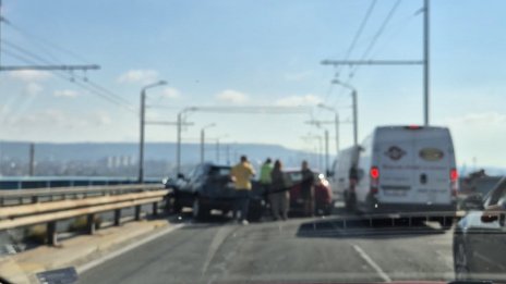 Верижна катастрофа блокира Аспаруховия мост