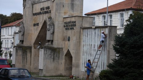 Реставрират паметника на Осми Приморски полк (СНИМКИ)