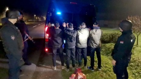 В Сърбия: Разбиха група за трафик на мигранти през България