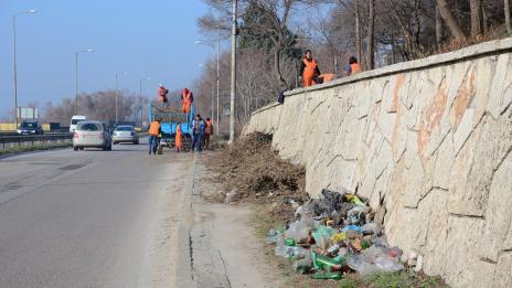 Продължава почистването на терени по пътя за Златните