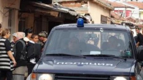 40 роми се млатиха до кръв. Посегнаха на полицай, помляха го. В болница е